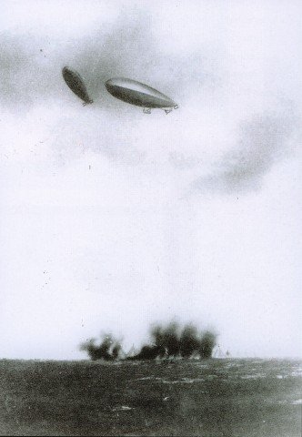 Italian airships bombing a Turkish camp