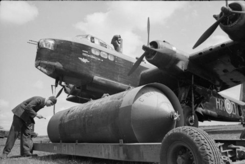 4000lb HC cookie being loaded onto a Stirling